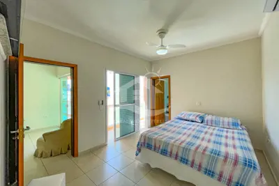 Casa - Sobrado com 3 quartos (sendo 1 suite(s)) a 40,00 metros praia.