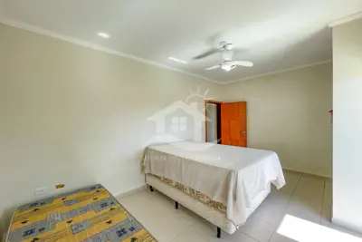 Casa - Sobrado com 3 quartos (sendo 1 suite(s)) a 40,00 metros praia.