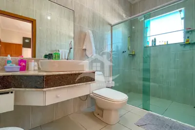 Casa - Sobrado com 3 quartos (sendo 1 suite(s)) a 40,00 metros praia.