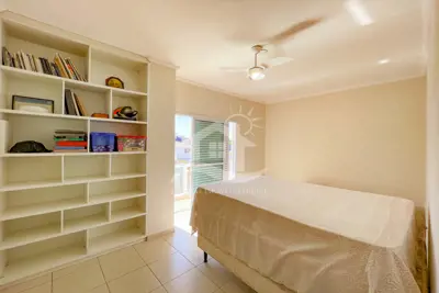 Casa - Sobrado com 3 quartos (sendo 1 suite(s)) a 40,00 metros praia.