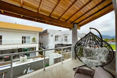 Casa - Assobradada com 4 dormitórios (sendo 4 suite(s)) a 1500,00 metros praia.