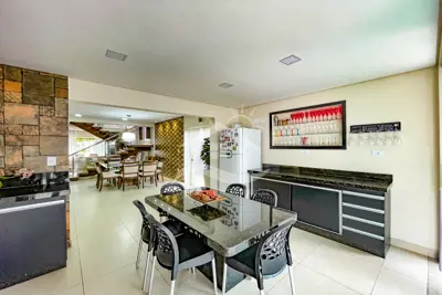 Casa - Assobradada com 4 dormitórios (sendo 4 suite(s)) a 1500,00 metros praia.