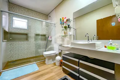 Casa - Assobradada com 4 dormitórios (sendo 4 suite(s)) a 1500,00 metros praia.