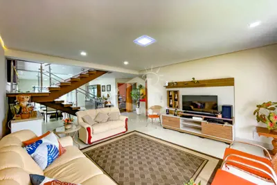 Casa - Assobradada com 4 dormitórios (sendo 4 suite(s)) a 1500,00 metros praia.