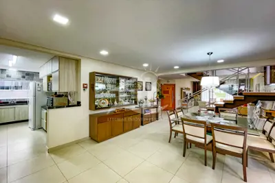 Casa - Assobradada com 4 dormitórios (sendo 4 suite(s)) a 1500,00 metros praia.