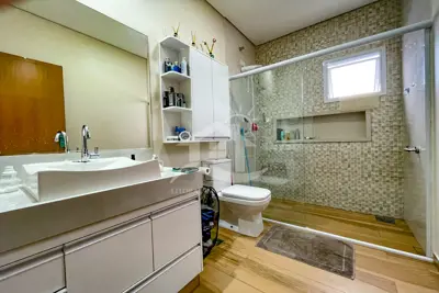 Casa - Assobradada com 4 dormitórios (sendo 4 suite(s)) a 1500,00 metros praia.