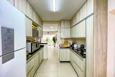 Casa - Assobradada com 4 dormitórios (sendo 4 suite(s)) a 1500,00 metros praia.