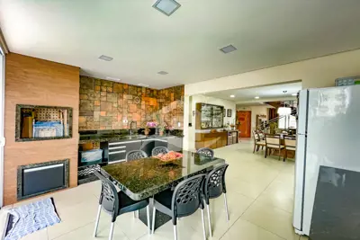 Casa - Assobradada com 4 dormitórios (sendo 4 suite(s)) a 1500,00 metros praia.