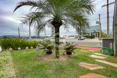 Casa - Assobradada com 4 dormitórios (sendo 4 suite(s)) a 1500,00 metros praia.