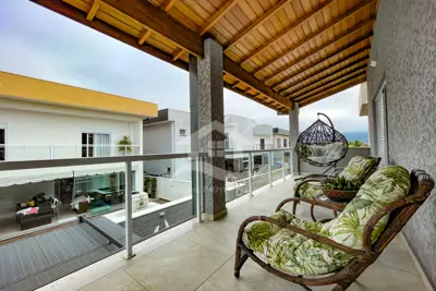 Casa - Assobradada com 4 dormitórios (sendo 4 suite(s)) a 1500,00 metros praia.