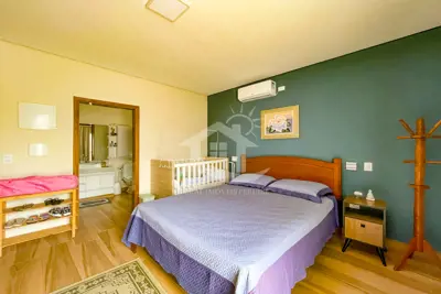 Casa - Assobradada com 4 dormitórios (sendo 4 suite(s)) a 1500,00 metros praia.