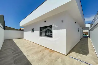 Casa - Térrea com piscina com 3 dormitórios (sendo 2 suite(s)) a 250,00 metros praia.