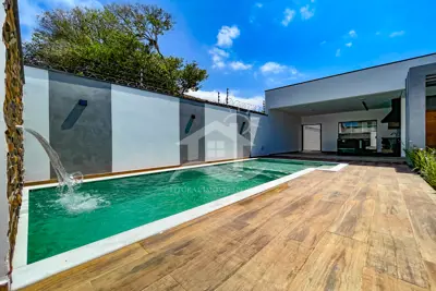 Casa - Térrea com piscina com 3 dormitórios (sendo 2 suite(s)) a 250,00 metros praia.