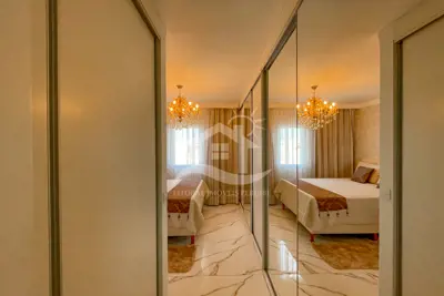 Apartamento - Amplo com 3 dormitórios (sendo 2 suite(s)) a 550,00 metros praia.
