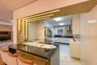 Apartamento - Amplo com 3 dormitórios (sendo 2 suite(s)) a 550,00 metros praia.