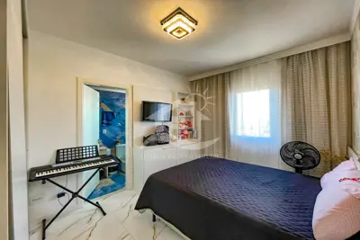Apartamento - Amplo com 3 dormitórios (sendo 2 suite(s)) a 550,00 metros praia.