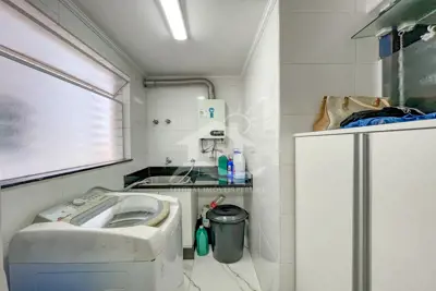 Apartamento - Amplo com 3 dormitórios (sendo 2 suite(s)) a 550,00 metros praia.