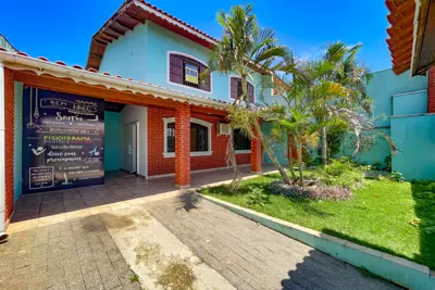 Casa - Sobrado com 5 dormitórios (sendo 2 suite(s)) a 1200,00 metros praia.