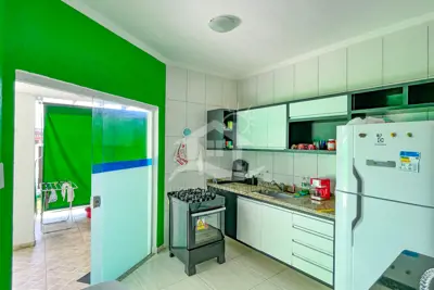 Casa - Térrea com 3 dormitórios (sendo 1 suite(s)) a 1200,00 metros praia.