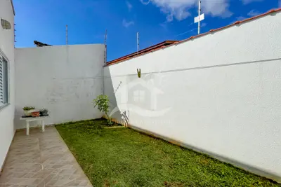 Casa - Térrea com 3 dormitórios (sendo 1 suite(s)) a 1200,00 metros praia.