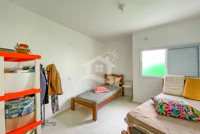 Casa - Térrea com 3 dormitórios (sendo 1 suite(s)) a 1200,00 metros praia.