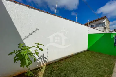 Casa - Térrea com 3 dormitórios (sendo 1 suite(s)) a 1200,00 metros praia.