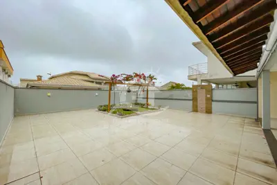 Casa - Sobrado Novo com 3 quartos (sendo 1 suite(s)) a 1500,00 metros praia.