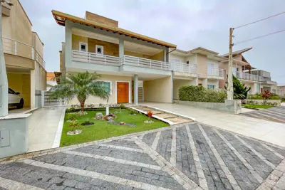 Casa - Sobrado Novo com 3 quartos (sendo 1 suite(s)) a 1500,00 metros praia.