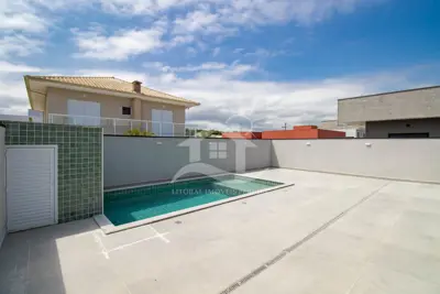 Casa - Sobrado com 3 dormitórios (sendo 3 suite(s)) a 1000,00 metros praia.