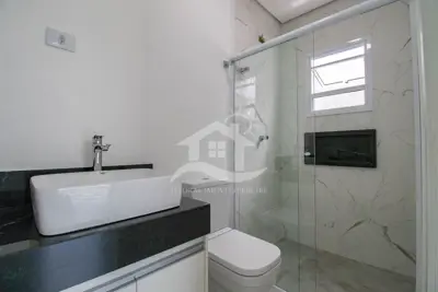 Casa - Sobrado com 3 dormitórios (sendo 3 suite(s)) a 1000,00 metros praia.