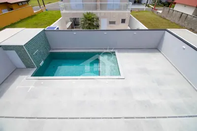 Casa - Sobrado com 3 dormitórios (sendo 3 suite(s)) a 1000,00 metros praia.