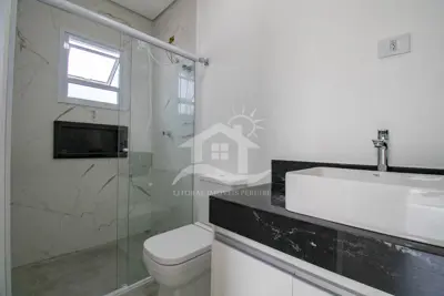 Casa - Sobrado com 3 dormitórios (sendo 3 suite(s)) a 1000,00 metros praia.