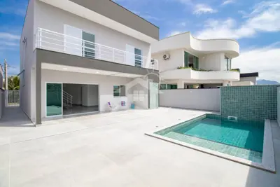 Casa - Sobrado com 3 dormitórios (sendo 3 suite(s)) a 1000,00 metros praia.