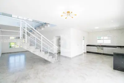 Casa - Sobrado com 3 dormitórios (sendo 3 suite(s)) a 1000,00 metros praia.