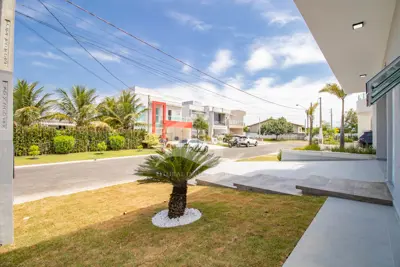 Casa - Sobrado com 3 dormitórios (sendo 3 suite(s)) a 1000,00 metros praia.