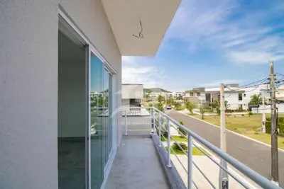 Casa - Sobrado com 3 dormitórios (sendo 3 suite(s)) a 1000,00 metros praia.
