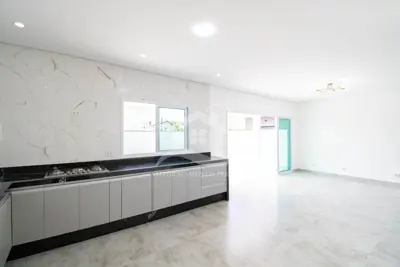 Casa - Sobrado com 3 dormitórios (sendo 3 suite(s)) a 1000,00 metros praia.