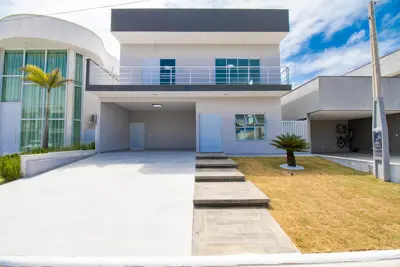 Casa - Sobrado com 3 dormitórios (sendo 3 suite(s)) a 1000,00 metros praia.