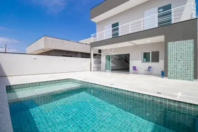 Casa - Sobrado com 3 dormitórios (sendo 3 suite(s)) a 1000,00 metros praia.