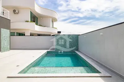 Casa - Sobrado com 3 dormitórios (sendo 3 suite(s)) a 1000,00 metros praia.