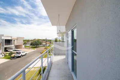 Casa - Sobrado com 3 dormitórios (sendo 3 suite(s)) a 1000,00 metros praia.