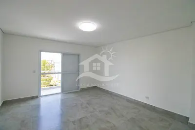 Casa - Sobrado com 3 dormitórios (sendo 3 suite(s)) a 1000,00 metros praia.