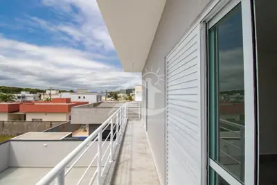 Casa - Sobrado com 3 dormitórios (sendo 3 suite(s)) a 1000,00 metros praia.