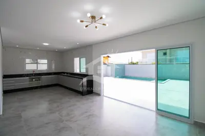 Casa - Sobrado com 3 dormitórios (sendo 3 suite(s)) a 1000,00 metros praia.