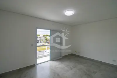 Casa - Sobrado com 3 dormitórios (sendo 3 suite(s)) a 1000,00 metros praia.