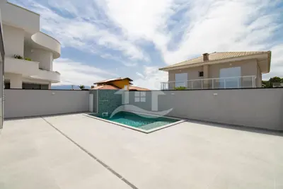 Casa - Sobrado com 3 dormitórios (sendo 3 suite(s)) a 1000,00 metros praia.