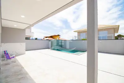 Casa - Sobrado com 3 dormitórios (sendo 3 suite(s)) a 1000,00 metros praia.