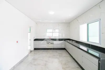 Casa - Sobrado com 3 dormitórios (sendo 3 suite(s)) a 1000,00 metros praia.