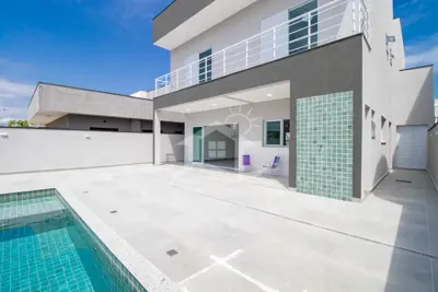 Casa - Sobrado com 3 dormitórios (sendo 3 suite(s)) a 1000,00 metros praia.