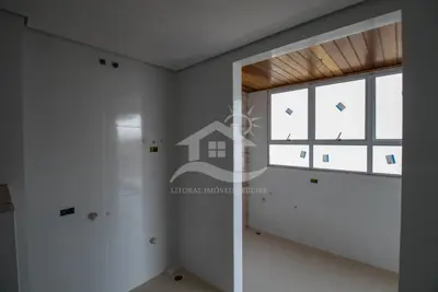 Apartamento - Amplo com 2 dormitórios (sendo 1 suite(s)) a 800,00 metros praia.